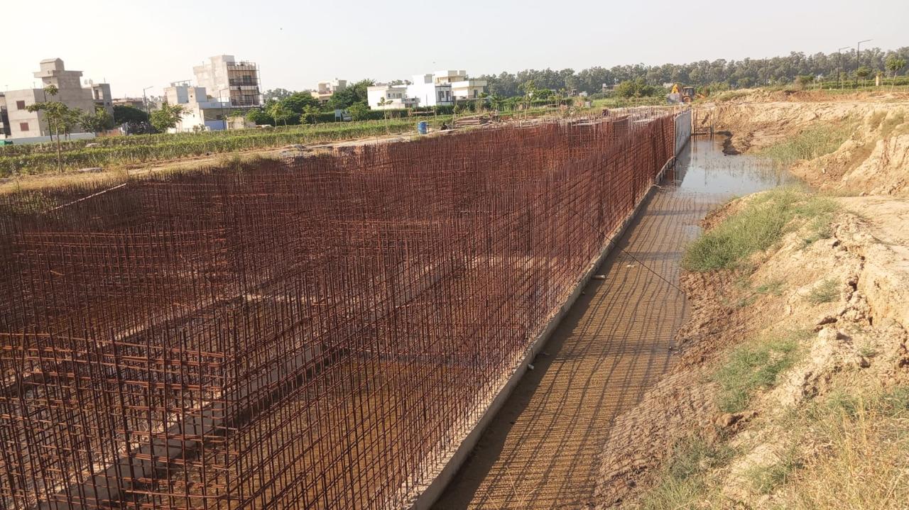 Steel reinforcement cage tied for a retaining wall